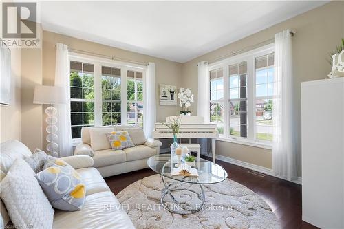 6500 St Michael Avenue, Niagara Falls, ON - Indoor Photo Showing Living Room