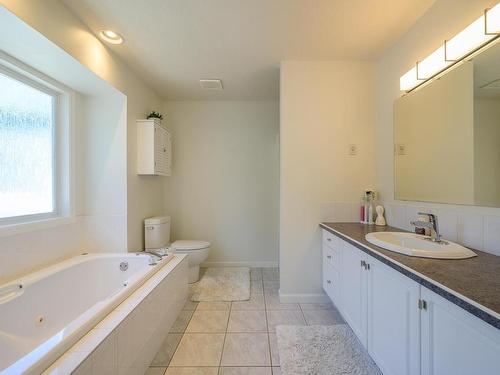 2617 Sunset Drive, Kamloops, BC - Indoor Photo Showing Bathroom