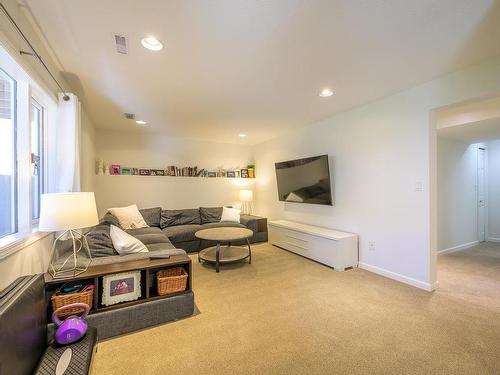 2617 Sunset Drive, Kamloops, BC - Indoor Photo Showing Living Room