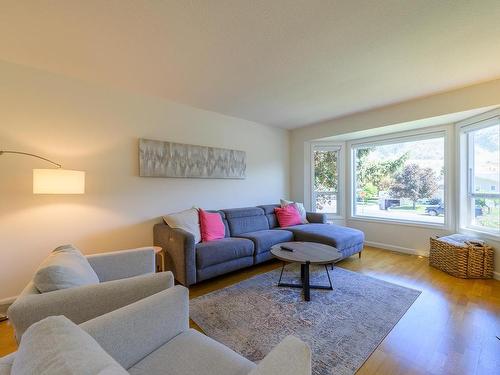 2617 Sunset Drive, Kamloops, BC - Indoor Photo Showing Living Room