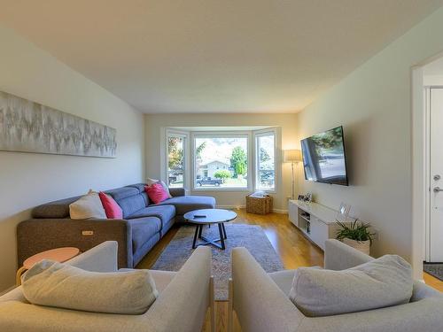 2617 Sunset Drive, Kamloops, BC - Indoor Photo Showing Living Room