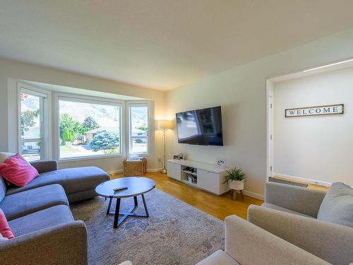 2617 Sunset Drive, Kamloops, BC - Indoor Photo Showing Living Room