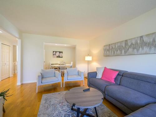 2617 Sunset Drive, Kamloops, BC - Indoor Photo Showing Living Room
