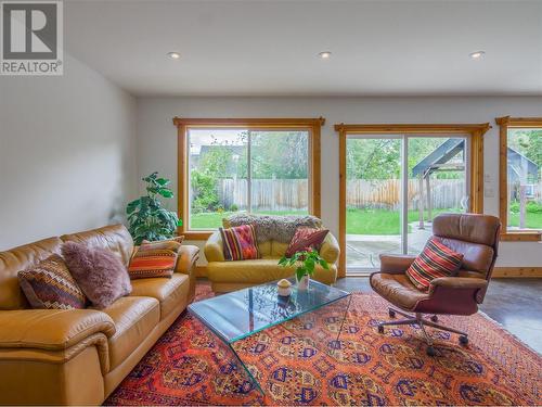 465 Ritchie Avenue, Naramata, BC - Indoor Photo Showing Living Room