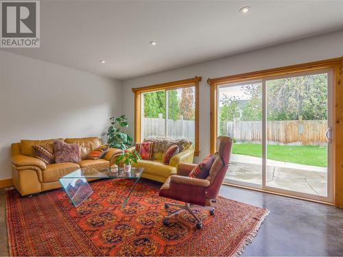 465 Ritchie Avenue, Naramata, BC - Indoor Photo Showing Living Room