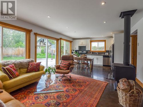 465 Ritchie Avenue, Naramata, BC - Indoor Photo Showing Living Room