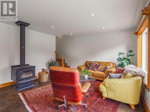 465 Ritchie Avenue, Naramata, BC - Indoor Photo Showing Living Room With Fireplace