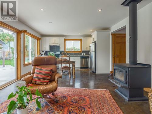 465 Ritchie Avenue, Naramata, BC - Indoor Photo Showing Living Room With Fireplace