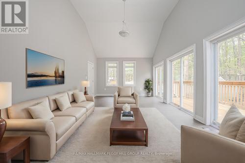 3940 Alcina Avenue, Innisfil, ON - Indoor Photo Showing Living Room