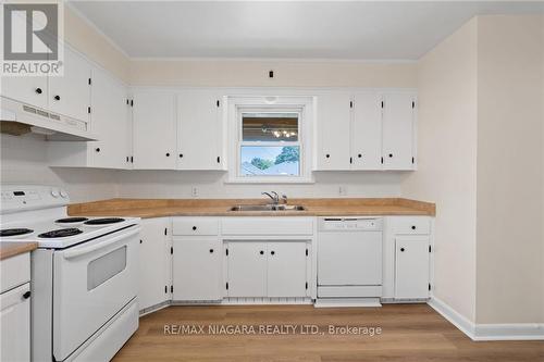 24 Franklin Boulevard, St. Catharines, ON - Indoor Photo Showing Kitchen With Double Sink