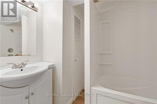 24 Franklin Boulevard, St. Catharines, ON - Indoor Photo Showing Bathroom