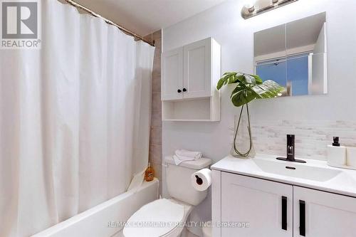 1407 - 145 Hillcrest Avenue, Mississauga, ON - Indoor Photo Showing Bathroom