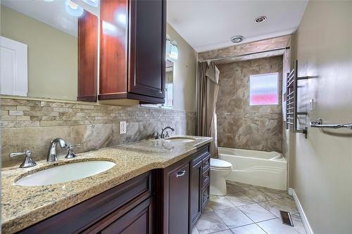 15 Kingsberry Street, Hamilton, ON - Indoor Photo Showing Bathroom