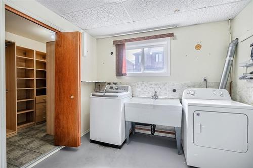15 Kingsberry Street, Hamilton, ON - Indoor Photo Showing Laundry Room
