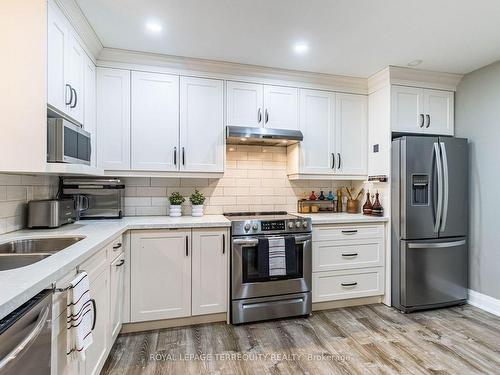 36-1550 Grosvenor St, Oakville, ON - Indoor Photo Showing Kitchen With Double Sink With Upgraded Kitchen