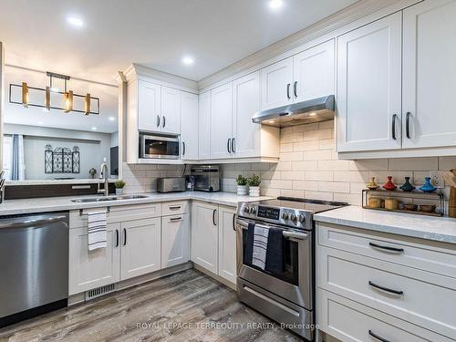 36-1550 Grosvenor St, Oakville, ON - Indoor Photo Showing Kitchen With Double Sink With Upgraded Kitchen