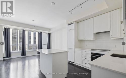 320 - 9075 Jane Street, Vaughan, ON - Indoor Photo Showing Kitchen