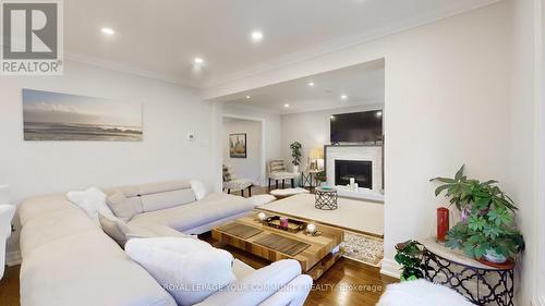 59 Golf Links Drive, Aurora, ON - Indoor Photo Showing Living Room With Fireplace