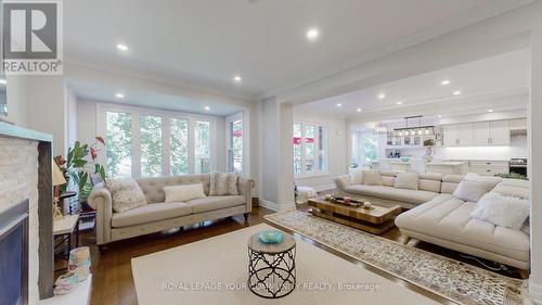 59 Golf Links Drive, Aurora, ON - Indoor Photo Showing Living Room With Fireplace