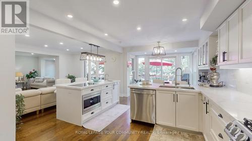 59 Golf Links Drive, Aurora, ON - Indoor Photo Showing Kitchen With Upgraded Kitchen