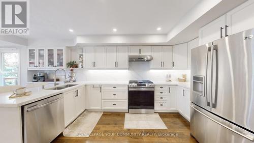 59 Golf Links Drive, Aurora, ON - Indoor Photo Showing Kitchen With Double Sink With Upgraded Kitchen