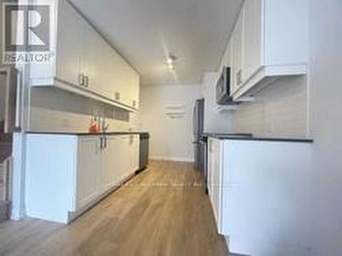 Th 60 - 1060 Portage Parkway E, Vaughan, ON - Indoor Photo Showing Kitchen