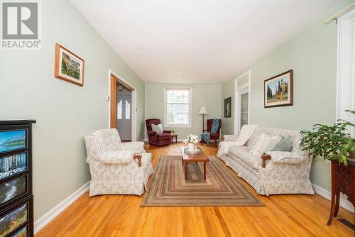 62 Parkdale Avenue, Deep River, ON - Indoor Photo Showing Living Room
