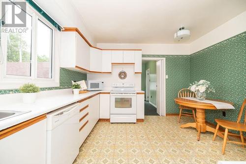 62 Parkdale Avenue, Deep River, ON - Indoor Photo Showing Kitchen