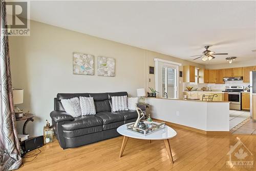 2103 Gardenway Drive, Ottawa, ON - Indoor Photo Showing Living Room