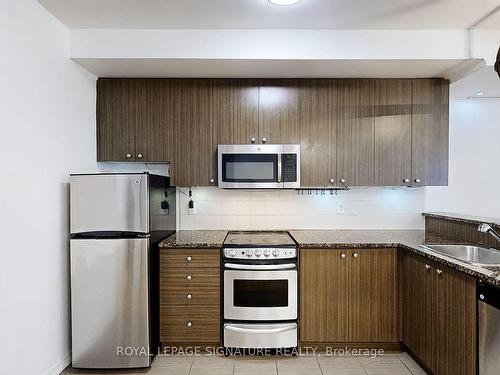 101-17 Coneflower Cres, Toronto, ON - Indoor Photo Showing Kitchen