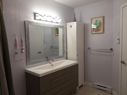 Bathroom - 604-7051 Rue Allard, Montréal (Lasalle), QC - Indoor Photo Showing Bathroom