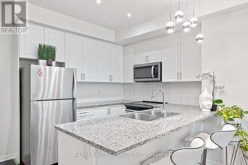 58 - 35 Applewood Lane, Toronto, ON - Indoor Photo Showing Kitchen With Double Sink With Upgraded Kitchen