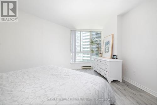 900 - 38 Elm Street, Toronto, ON - Indoor Photo Showing Bedroom