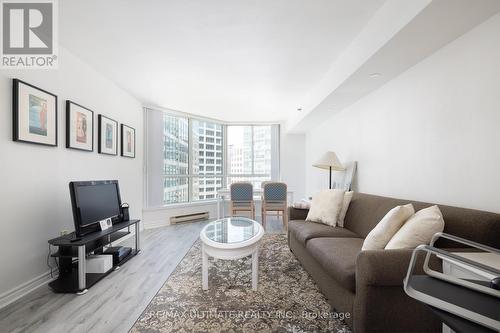 900 - 38 Elm Street, Toronto, ON - Indoor Photo Showing Living Room