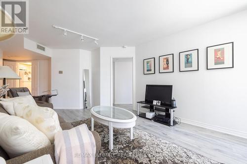 900 - 38 Elm Street, Toronto, ON - Indoor Photo Showing Living Room