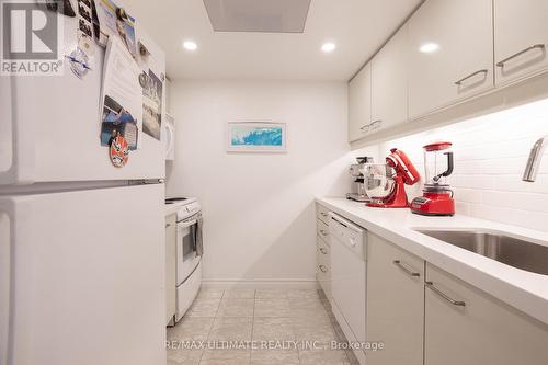 900 - 38 Elm Street, Toronto, ON - Indoor Photo Showing Laundry Room