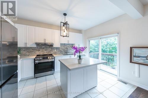 374 Spring Blossom Crescent, Oakville, ON - Indoor Photo Showing Kitchen With Upgraded Kitchen