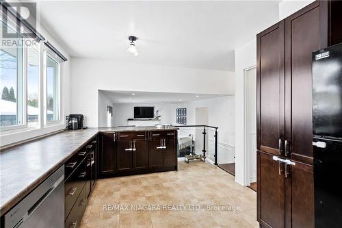 49 Royal Oak Drive, St. Catharines, ON - Indoor Photo Showing Kitchen