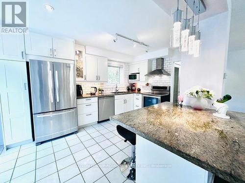 568 Marlatt Drive, Oakville, ON - Indoor Photo Showing Kitchen With Upgraded Kitchen