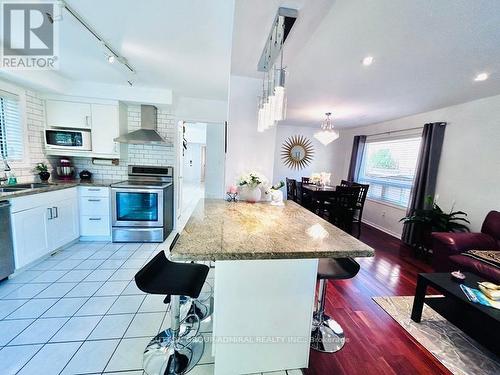 568 Marlatt Drive, Oakville, ON - Indoor Photo Showing Kitchen With Upgraded Kitchen