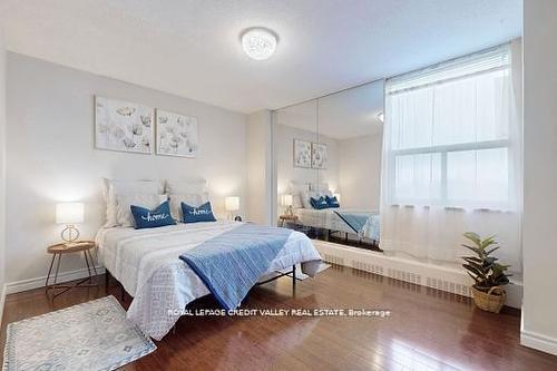 703-90 Ling Rd, Toronto, ON - Indoor Photo Showing Bedroom