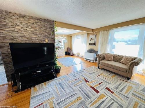 88 Beverly Rd, North Bay, ON - Indoor Photo Showing Living Room