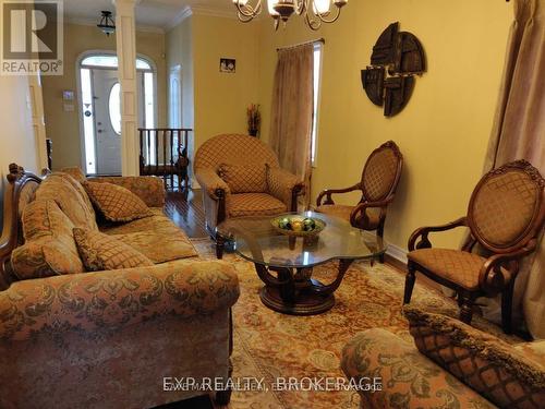 10 Olde Town Road, Brampton, ON - Indoor Photo Showing Living Room