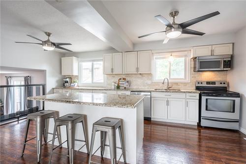 238 Clifton Downs Road, Hamilton, ON - Indoor Photo Showing Kitchen With Upgraded Kitchen