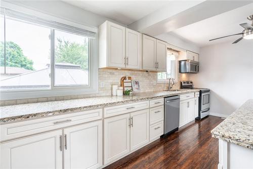 238 Clifton Downs Road, Hamilton, ON - Indoor Photo Showing Kitchen With Upgraded Kitchen