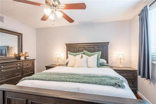 238 Clifton Downs Road, Hamilton, ON - Indoor Photo Showing Bedroom