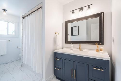 238 Clifton Downs Road, Hamilton, ON - Indoor Photo Showing Bathroom