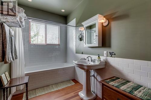 5383 Geary Creek Road, Fairmont Hot Springs, BC - Indoor Photo Showing Bathroom