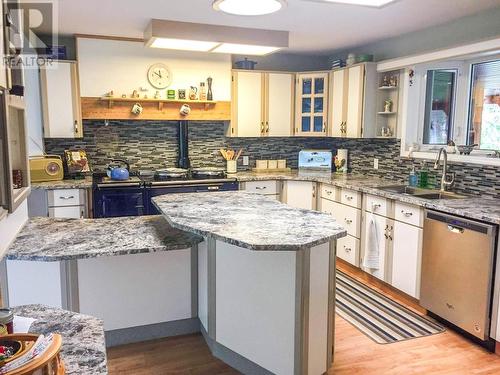 2515 Aberdeen Road, Merritt, BC - Indoor Photo Showing Kitchen With Upgraded Kitchen