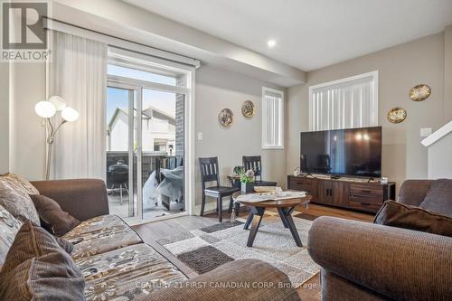 18 - 2070 Meadowgate Boulevard, London, ON - Indoor Photo Showing Living Room